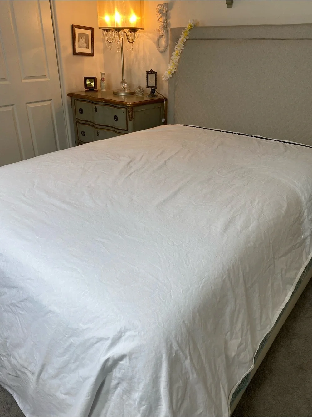 Diane Von Furstenberg White 2 pc sheet set with Black Chain Embroidery